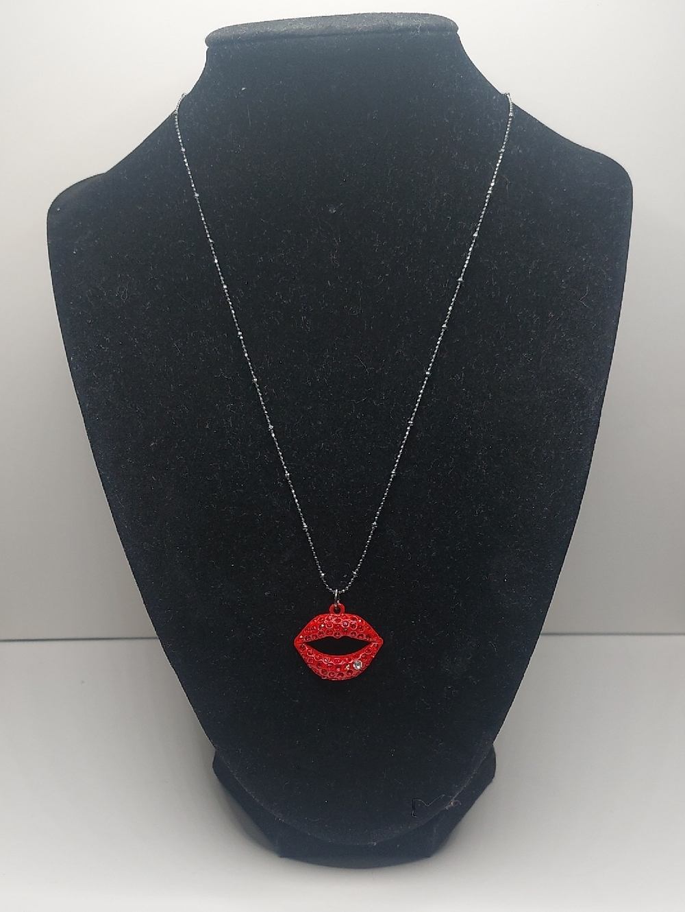 Betsey Johnson Kiss Me Sparkly Red Lips Dainty Gun Metal Chain Pendant Necklace